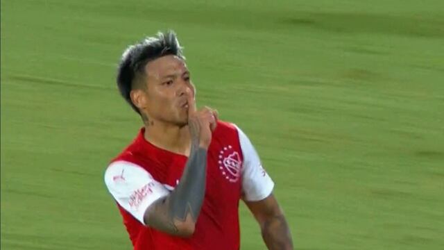 Blanco mandó a callar a los hinchas de Independiente tras su gol (Foto: Captura TV).