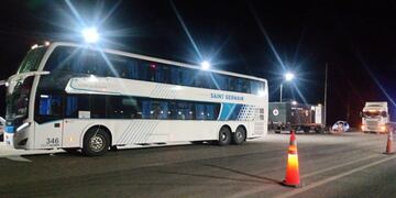 Micro con 25 jubilados con covid. (Infobae)