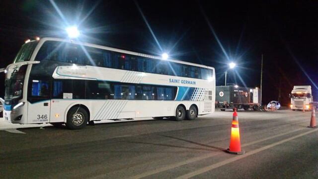 Micro con 25 jubilados con covid. (Infobae)