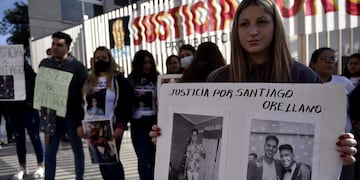 Familiares y amigos de Santiago Orellano, el joven asesinado en una cancha de fútbol de barrio Comercial, Córdoba. (Ramiro Pereyra / La Voz)