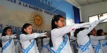 Promesa a la bandera de los niños de cuarto grado en Comodoro Rivadavia