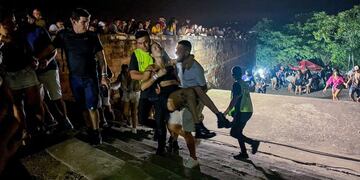 Imágenes de los médicos y paramédicos que se acercaron a asistir a las víctimas tras iniciarse el tiroteo en el festival que se llevaba a cabo en Paraguay.