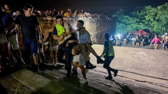 Imágenes de los médicos y paramédicos que se acercaron a asistir a las víctimas tras iniciarse el tiroteo en el festival que se llevaba a cabo en Paraguay.