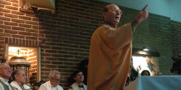 Guillermo "Quito" Mariani en misa en La Cripta. La cercana calle Hugo Wast podría llevar su nombre (Archivo La Voz).