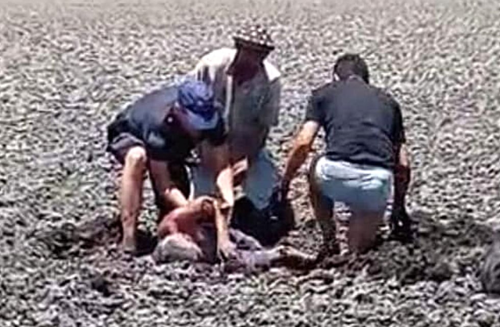 Anciano intentó cruzar una laguna “seca” y quedó atrapado en el barro por seis horas