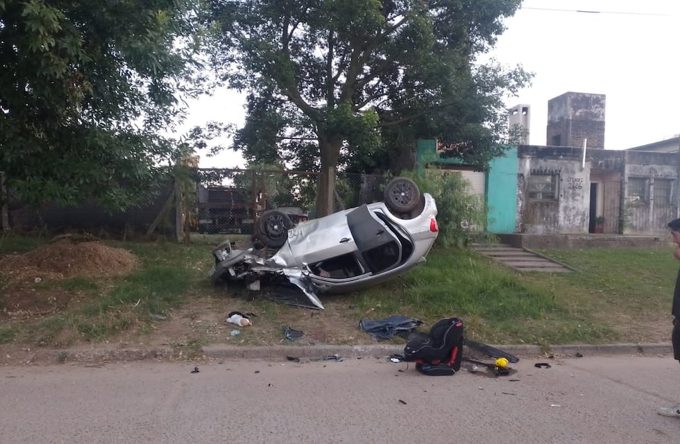 Impactante vuelco de un vehículo en la madrugada deja una persona hospitalizada