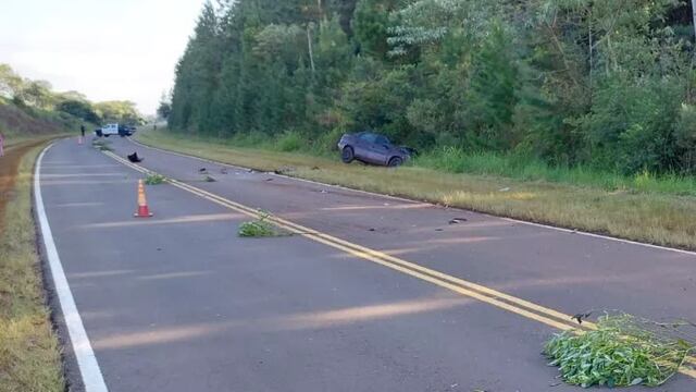 Siniestro vial en Colonia Aurora entre un colectivo y un auto dejó dos muertos.