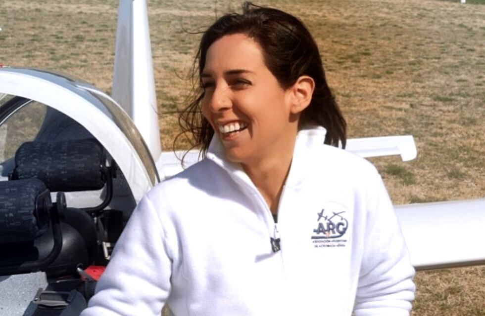 Jennifer Dillon, la primera piloto acróbata del país que derriba mitos y hace historia desde el aire