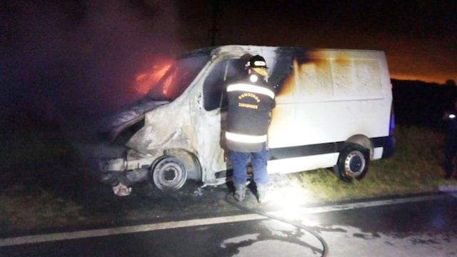 Los Bomberos Zapadores confirmaron que la camioneta quedó inutilizable.
