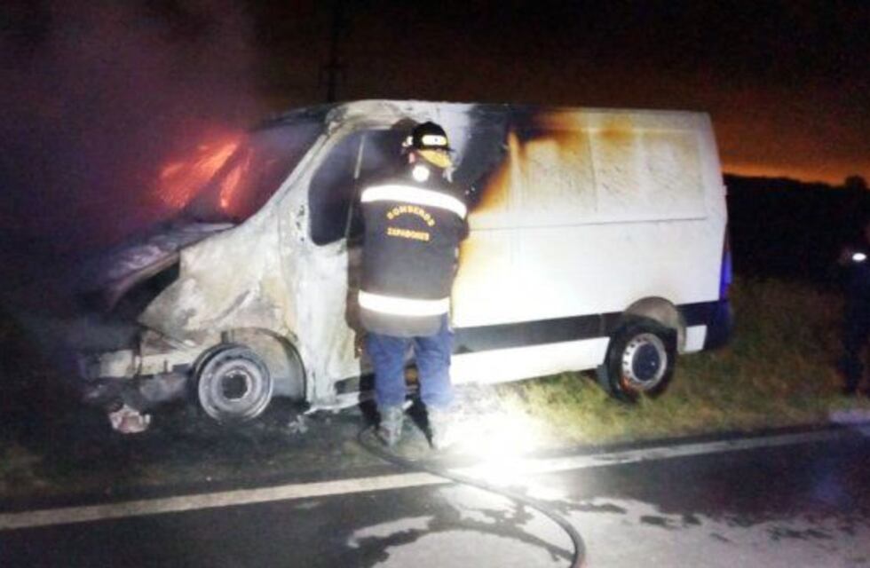 Camioneta se prendió fuego en Acceso Norte: destrucción total