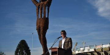Mario Alberto Kempes en la inauguración de su estatua en el estadio y en la presentación del escenario para formar parte del Mundial 2030. (Facundo Luque / La Voz)