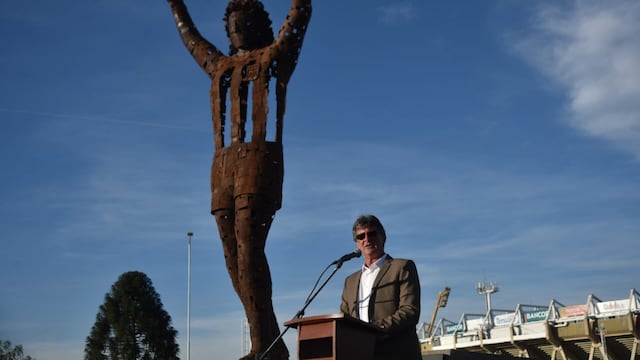 Mario Alberto Kempes en la inauguración de su estatua en el estadio y en la presentación del escenario para formar parte del Mundial 2030. (Facundo Luque / La Voz)