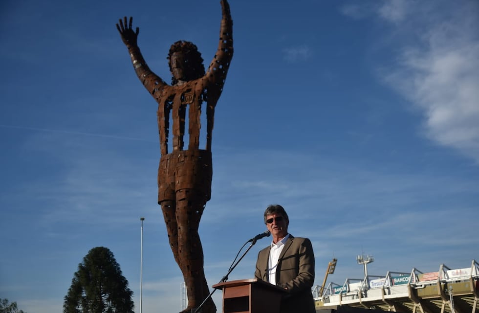 En fotos: Mario Kempes se emocionó al contemplar la estatua de su homenaje