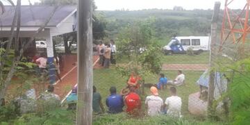 La familia aguarda la llegada de los cuerpos de los niños