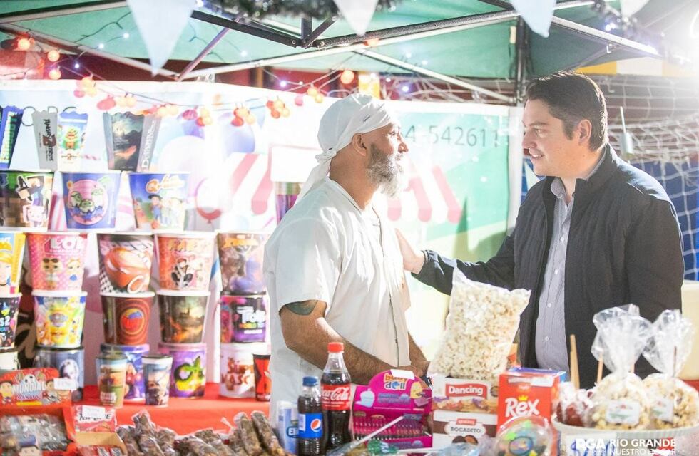 Río Grande: Pérez acompañó a los expositores en el Mercado Navideño