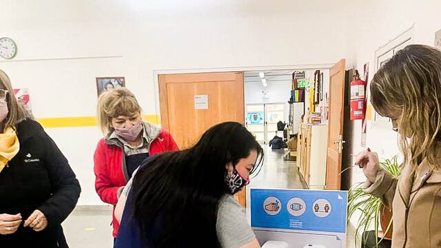 Se entregaron más “Tótems Sanitizantes” en instituciones educativas de la provincia