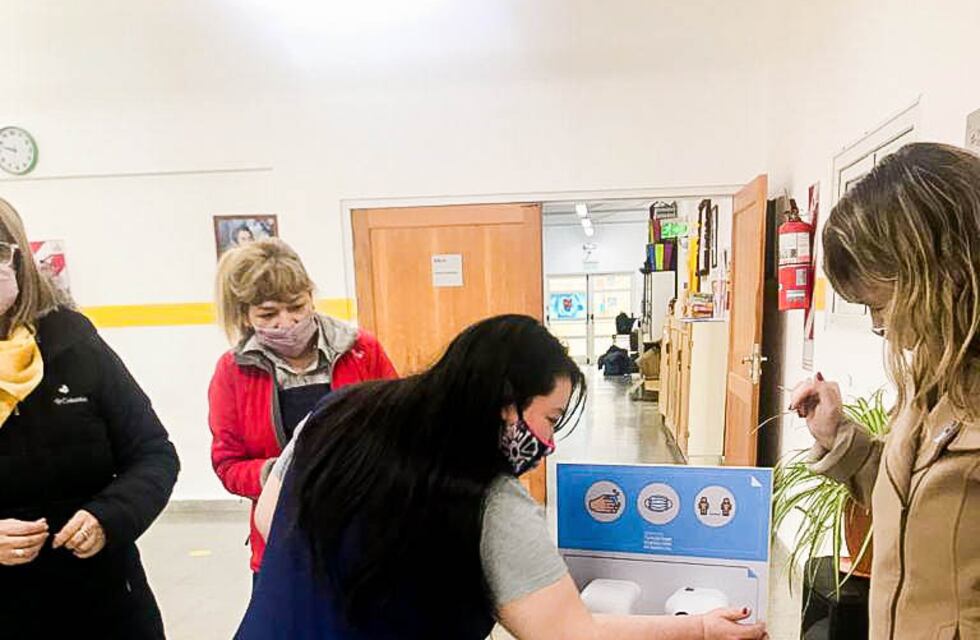 Se entregaron más “Tótems Sanitizantes” en instituciones educativas de la provincia