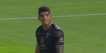 El colombiano Rafa Pérez tuvo el empate a disposición y la tiró arriba del travesaño.