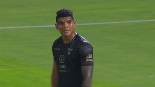 El colombiano Rafa Pérez tuvo el empate a disposición y la tiró arriba del travesaño.