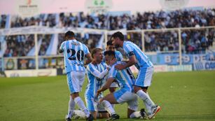 E juvenil y el experimentado. Sebastián Marfort y Bruno Nasta, doble alegría para Racing (Javier Ferreyra / La Voz).