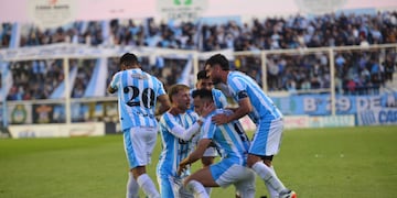 E juvenil y el experimentado. Sebastián Marfort y Bruno Nasta, doble alegría para Racing (Javier Ferreyra / La Voz).