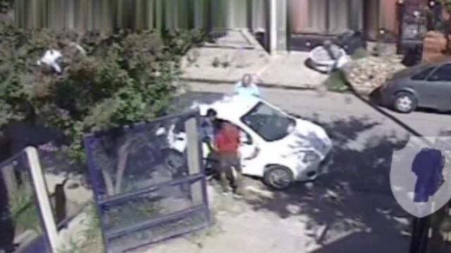 El robo y la detención quedaron filmadas por las cámaras de vigilancia. (Captura)