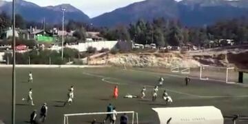Un partido de fútbol de Villa La Angostura terminó en una batalla campal por agresión de un jugador (La Angostura Digital).