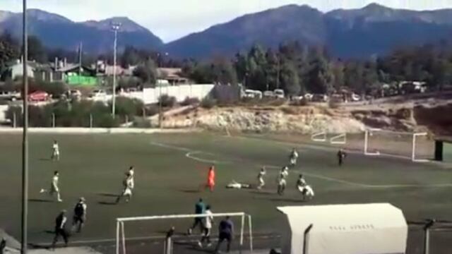 Un partido de fútbol de Villa La Angostura terminó en una batalla campal por agresión de un jugador (La Angostura Digital).