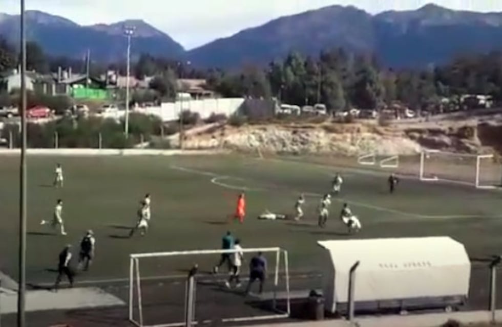 Lo expulsaron en un partido de fútbol y le pateó la cabeza a un rival: lo dejó inconsciente