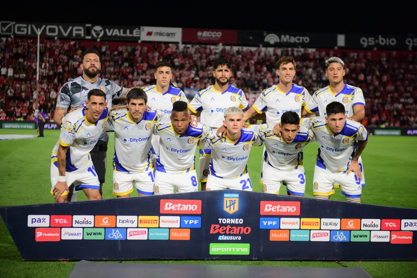 La formación de Central en la cancha de Instituto. (José Gabriel Hernández / La Voz).