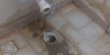 Foto del baño sin el inodoro del Cementerio Parque Morteros.