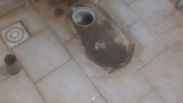 Foto del baño sin el inodoro del Cementerio Parque Morteros.