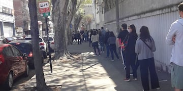 En las escuelas de Rosario y otras ciudades se repitieron las largas colas.