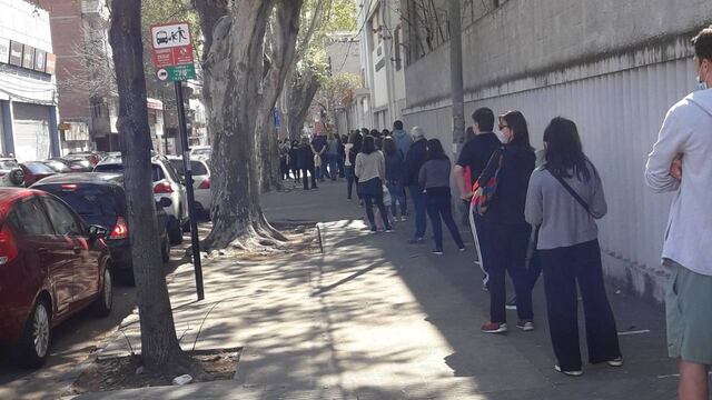En las escuelas de Rosario y otras ciudades se repitieron las largas colas.