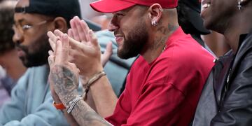 Neymar observa el cuarto partido de las Finales de la NBA entre el Heat de Miami y los Nuggets de Denver, el viernes 9 de junio de 2023. (AP Foto/Wilfredo Lee)