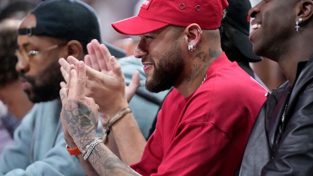 Neymar observa el cuarto partido de las Finales de la NBA entre el Heat de Miami y los Nuggets de Denver, el viernes 9 de junio de 2023. (AP Foto/Wilfredo Lee)