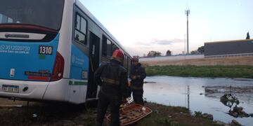 El colectivo de línea chocó contra un auto y terminó a al vera del caudal del Río Suquía (La Voz).