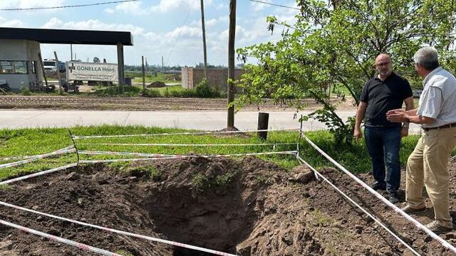 Funcionarios inspeccionan las obras.