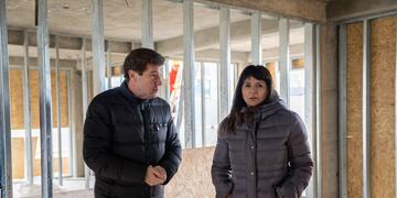 El mandatario provincial recorrió junto a la Presidenta del IPVyH, Laura Montes, obras de construcción de viviendas en Río Grande.