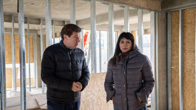 El mandatario provincial recorrió junto a la Presidenta del IPVyH, Laura Montes, obras de construcción de viviendas en Río Grande.