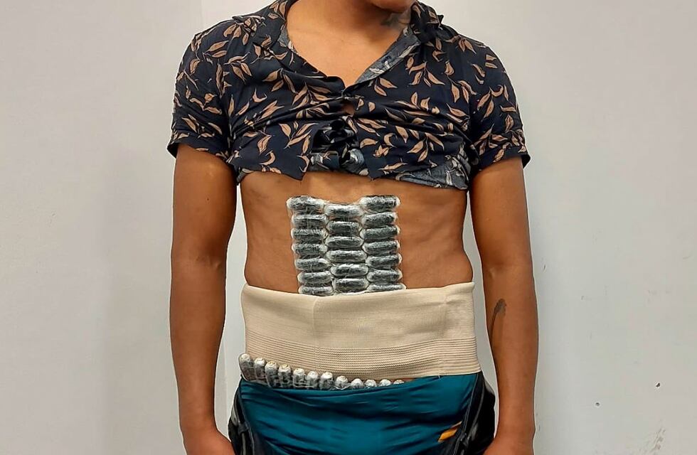 Atrapan en el aeropuerto de Jujuy a narcos que intentaban traficar cocaína