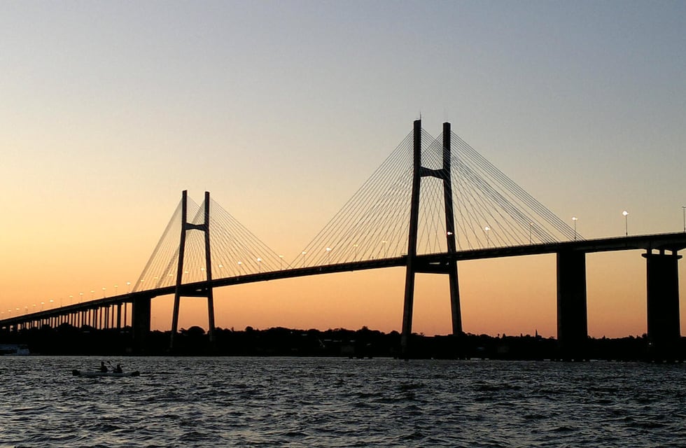 El puente Rosario-Victoria a oscuras: ¿cuánto costará reponer los cables robados?