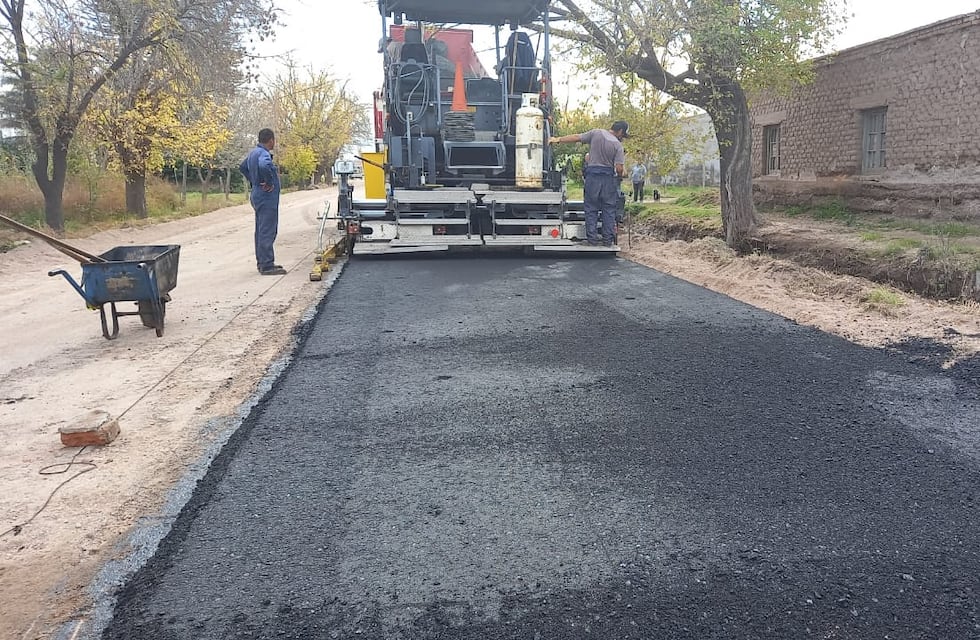 Comenzaron a asfaltar el casco urbano en Salto de las Rosas