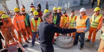 Gabriel Katopodis habla con trabajadores de la construcción en el paro activo que impulsó el Gobierno