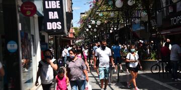 A pocas horas de Navidad, los cordobeses salieron a copar las calles.