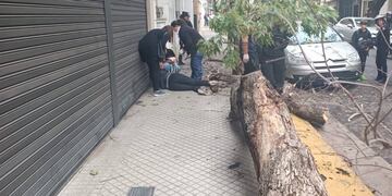 La mujer de 39 años recibió ayuda de inmediato tras el accidente en Moreno y Catamarca.