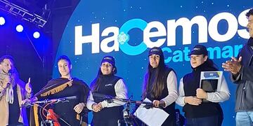 El sorteo se realizó en El Patio del Poncho y premió a dos jóvenes por sumarse a la ciudadanía digital. La app sigue creciendo en todo el interior provincial.