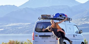 Isa y Ricky, los dos jóvenes colombianos que viajaron en van por Argentina.