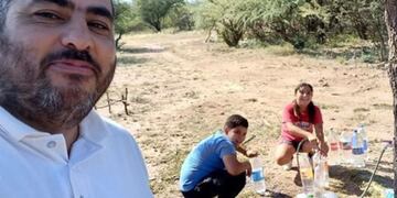 Gabriel Ledezma, el docente de La Rioja, cargando agua junto a sus alumnos en un paraje cercano a la escuela.