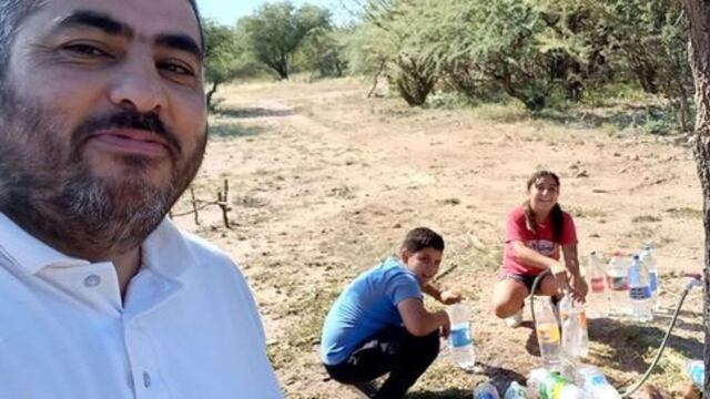 Gabriel Ledezma, el docente de La Rioja, cargando agua junto a sus alumnos en un paraje cercano a la escuela.